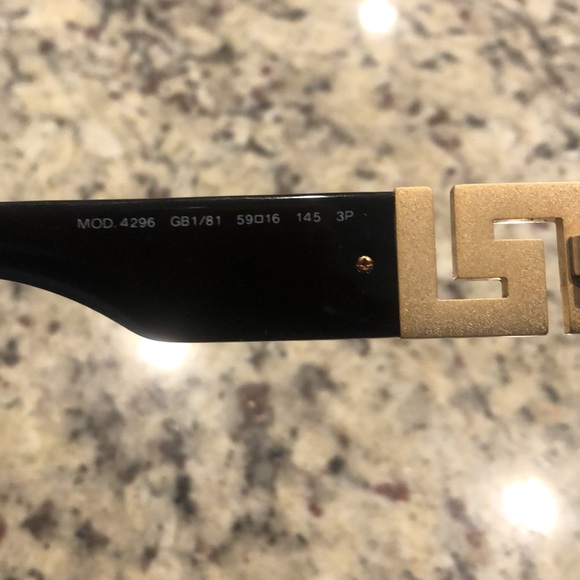 Men’s Versace Polarized Sunglasses - Picture 9 of 10